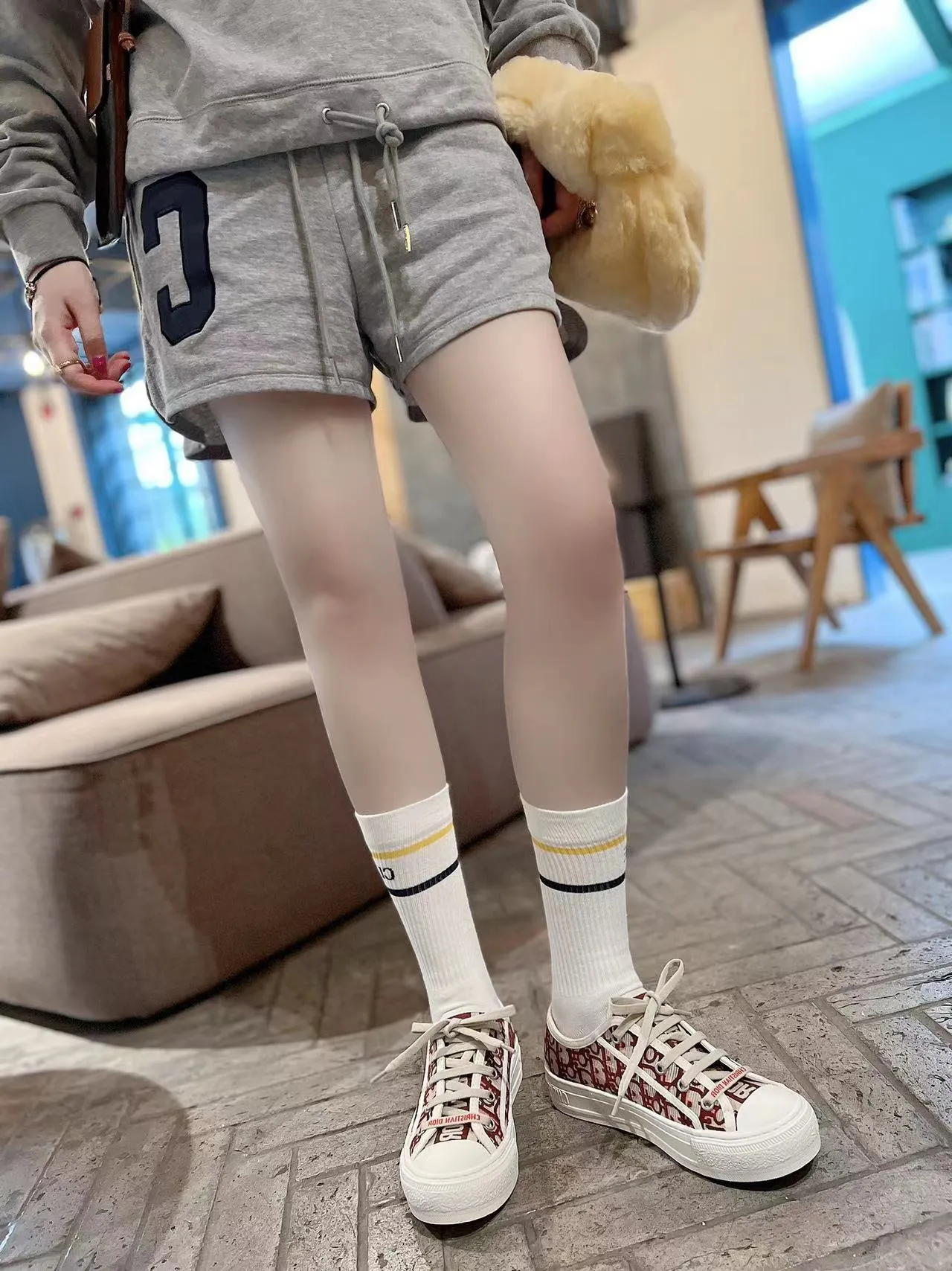 👟👟Ex-factory price 500👟👟 New arrival at D home, synchronized with the official website WALK N DIOR embroidered canvas shoes series, 100% cotton silk double-sided three-dimensional embroidery All the materials of this shoe are original molds, right down to the hardware, laces, outsole, PU midsole...the upper fabric is made of double-sided pure cotton silk three-dimensional electric embroidery. Each style looks colorful, but it does not make it difficult to match clothes. The entire series is like a piece of handicraft, unique!  ▪️Inner lining: full-grain mixed sheep and sheepskin ▪️Foot pads: same color cowhide, comfortable to the feet ▪️My last style is exactly the same as ZP, welcome to compare. My color scheme is the most complete, and the counter has a full set of packaging. Code number: 35-41